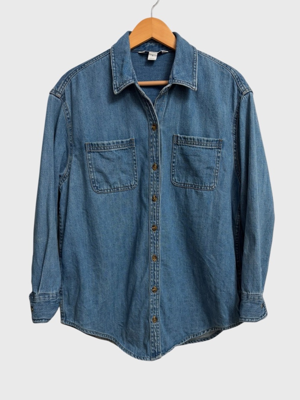 Old Navy Women's Oversized Boyfriend Utility-Pocket Jean Shirt Sz S Medium Wash - Picture 2 of 16